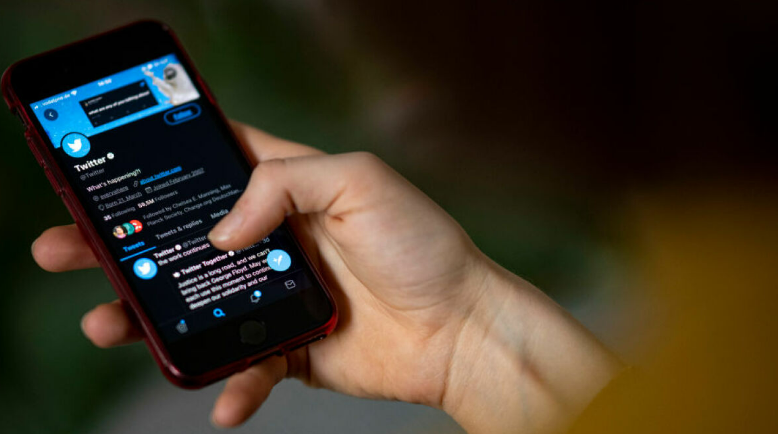 Twitter users will soon be able to swipe between tweets